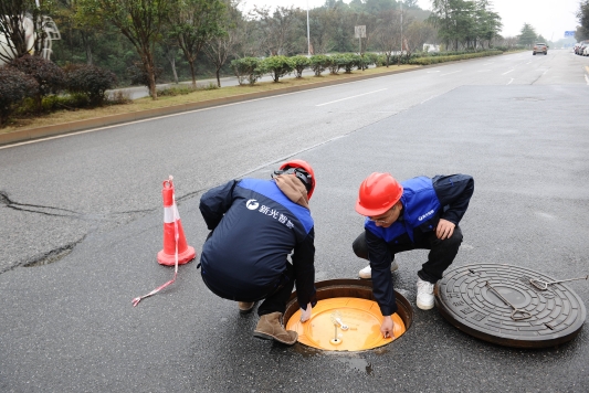 智能电子锁井盖打开方法：轻松解决城市地下安全问题