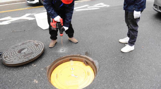 防盗电子锁井盖怎么安装？
