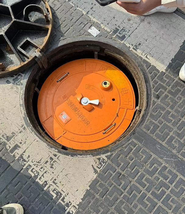 智能电子锁井盖：防盗告警+轨迹追踪双保障