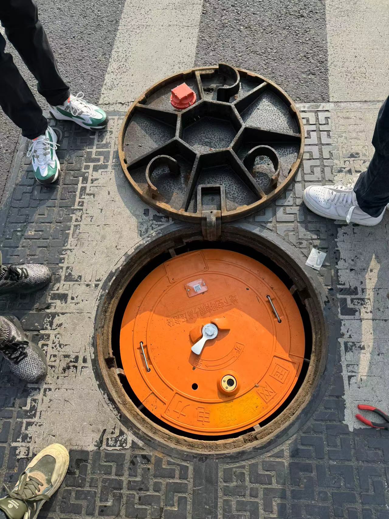 从铸铁到智联：智能井盖驱动的城市道路管理革命