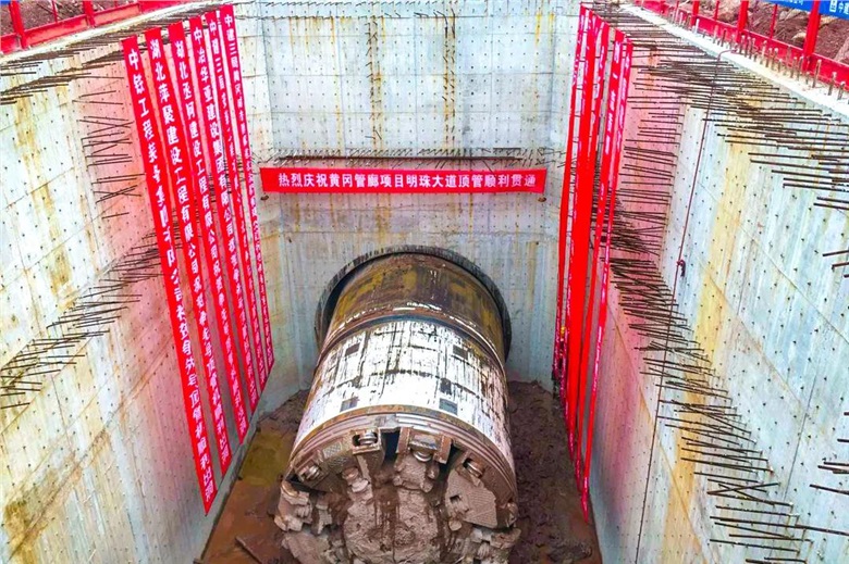黄冈综合管廊明珠大道段顶管工程全线贯通！