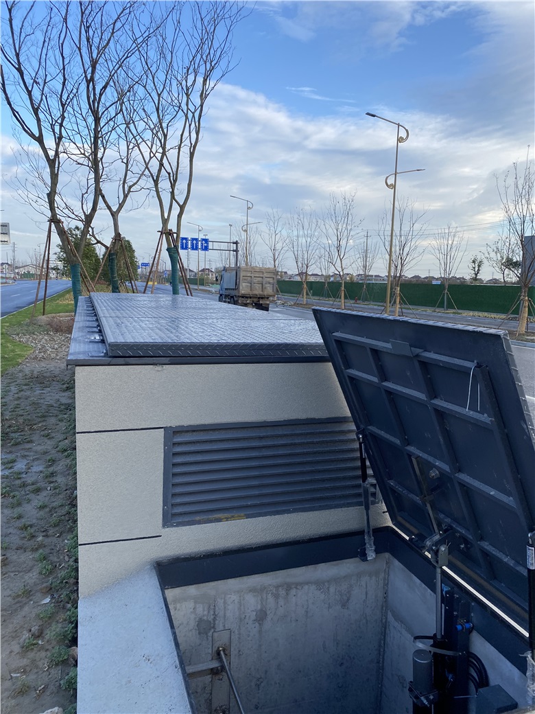 新光智能技术支持赴泰州京泰路管廊调试智能液压井盖