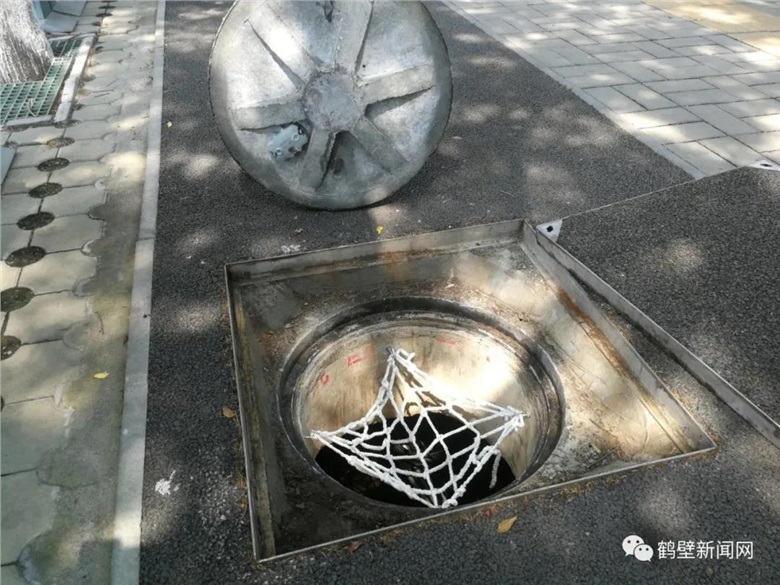 湖南新光智能井盖亮相河南鹤壁，防盗防移位，手机还能监控井盖状态